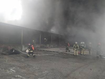 В Екатеринбурге загорелись склады на территории «Уралмашзавода»