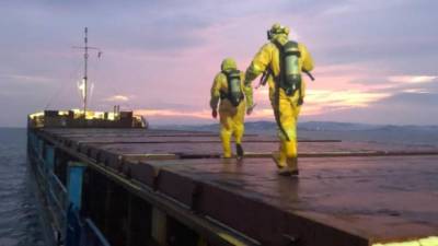 Спасатели разобрались с сухогрузом, на котором были токсичные химикаты
