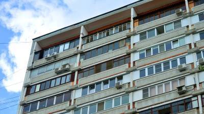 Момент обрушения части балкона на двух девушек в Ижевске попал на видео