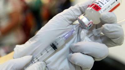 Во Франции пациентам вкололи физраствор вместо вакцины от коронавируса