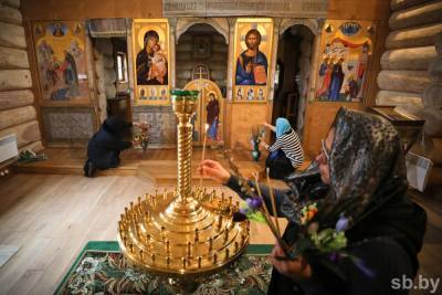 Накануне Вербного воскресенья посмотрели, как готовятся к празднику на подворье женского Свято-Елисаветинского монастыря