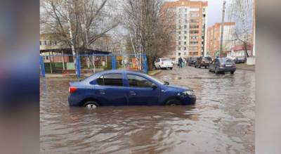 "Скоро бобры приплывут": в Ярославле улица превратилась в большой пруд