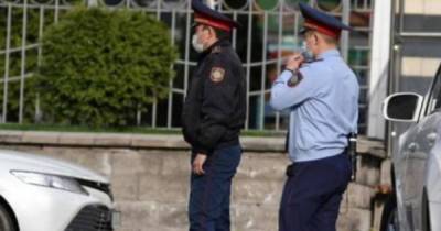 Полиция Алма-Аты ведет переговоры с закрывшимся в квартире стрелком