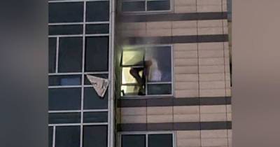 Закрывшийся в квартире в Алма-Ате мужчина выпрыгнул из окна