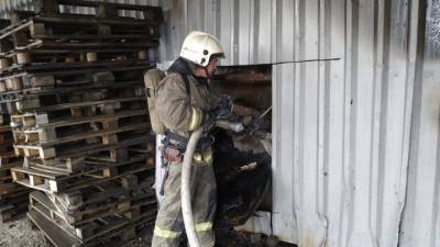 Серьезный пожар на складе в Екатеринбурге потушен