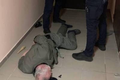 В Киеве мужчина дважды стрелял из окна дома, его задержали