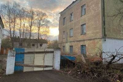 Вокруг обрушившегося общежития в Тверской области поставили забор из дверей