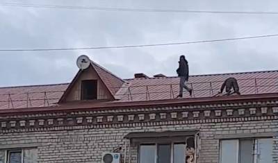 Двое пьяных мужчин залезли на крышу дома на улице Энергетиков в Тюмени