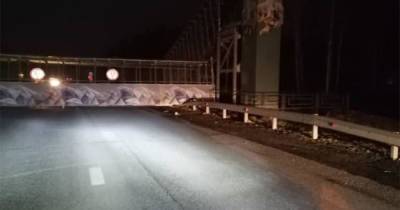 Пешеходный мост рухнул в Екатеринбурге, перекрыв движение авто