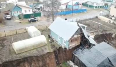 «Караул в Караулове»: провал грунта разломил пополам дом в Кстовском районе