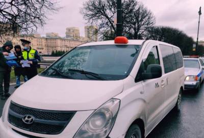 Полиция Петербурга проводит рейды среди таксистов и мигрантов