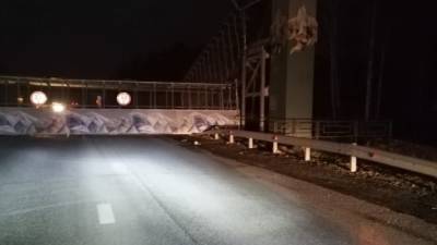 Под Екатеринбургом мост рухнул на проезжую часть