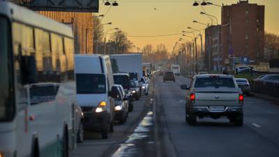 Крупногабаритная машина обрушила пешеходный мост в Свердловской области