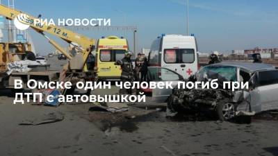 В Омске один человек погиб при ДТП с автовышкой