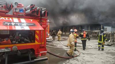 Пожар на складе в Екатеринбурге полностью потушили