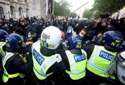 Восемь полицейских пострадали в ходе уличных беспорядков в Лондоне