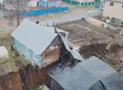 Два дома разорвало пополам из-за схода грунта в Нижегородской области
