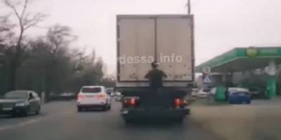 В Одессе зацепер прокатился на грузовике – видео - ТЕЛЕГРАФ