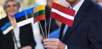 Латвия, Литва и Эстония высылают российских дипломатов в знак солидарности с Чехией