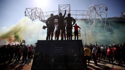 Болельщики «Манчестер Юнайтед» в ходе протестов сожгли флаг США