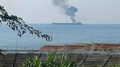 У берегов Сирии нефтяной танкер загорелся после атаки по нему