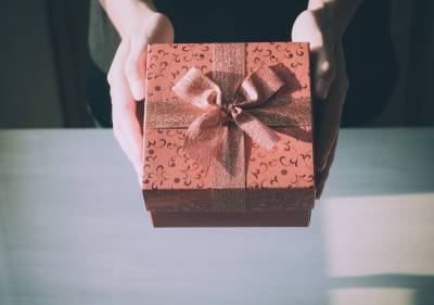 Психологи рассказали, как на отношения влияют подарки без повода и мира