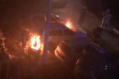 Иномарка сгорела ночью на парковке в Новосибирске