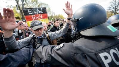Кулаки, бутылки и камни: Европу захлестнула волна протестов против антиковидных мер