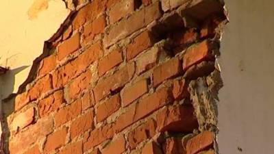 Два дома разломало надвое из-за схода грунта в Нижегородской области (ВИДЕО)