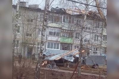 В Ярославской области ураган сорвал крышу у многоквартирного дома