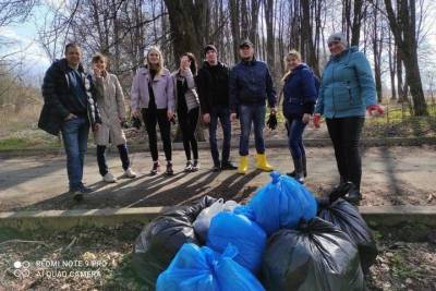 Костромские субботники: бизнесмены убирали территорию у Шаговского пруда