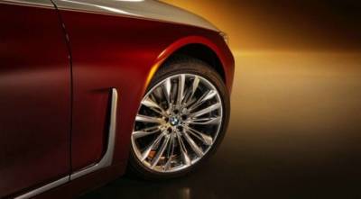 Компания BMW представила элитный лимузин в стиле Maybach (ФОТО)