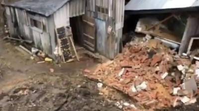 Новости на "России 24". В Нижегородской области два дома ушли под землю из-за провала грунта