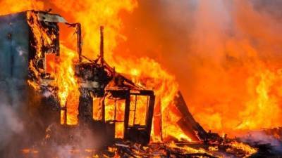 И тлеют пожары: как поджигатели травы превращают русские деревни в пепелища?
