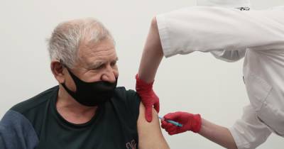 Привившимся от коронавируса москвичам старше 60 лет дадут карты на тысячу рублей