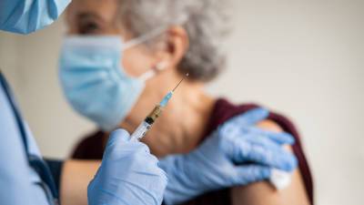 В Москве около 400 тысяч пенсионеров вакцинировались от коронавируса