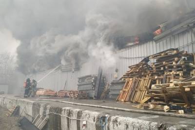 Ночью в Екатеринбурге завершили проливку крупного пожара на складе