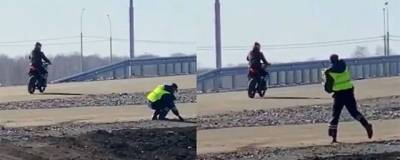 В Новосибирской области полицейский бросил камень в мотоциклиста