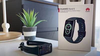 Компания Huawei представила бюджетный фитнес-браслет Band 6 в России