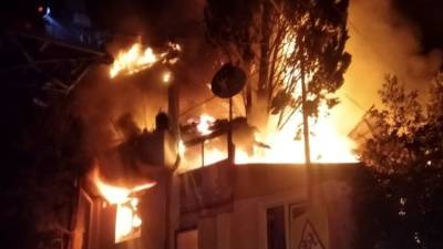 В Ялте всю ночь тушили пожар в жилом доме - видео