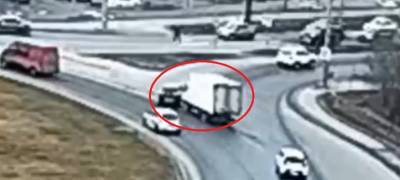 «Легковушка» бросилась под колеса фургону в Петрозаводске (ВИДЕО)