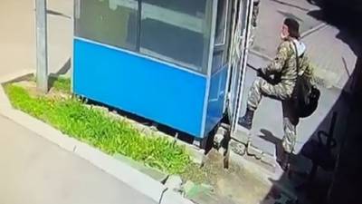 Мужчина, ранивший охранника и стрелявший в полицию, оказался россиянином