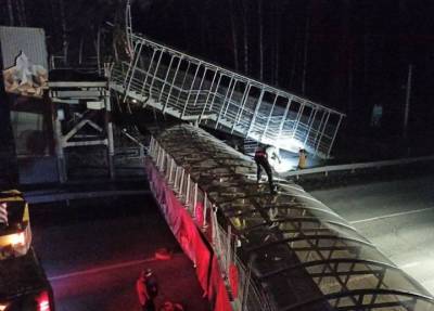 Снес тяжелый грузовик: на трассе под Екатеринбургом рухнул пешеходный мост