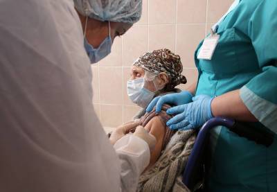 Около 400 тысяч пожилых москвичей сделали прививку от коронавируса