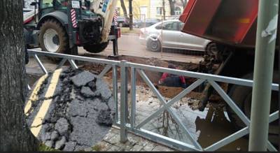 «Слой асфальта, как масло на хлебе»: под Ярославлем разваливается дорога за 368 миллионов