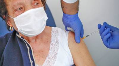 Во Франции более 100 человек вместо прививки Pfizer получили физраствор
