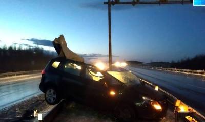 Под Минском Opel врезался в дорожное ограждение — погибли два человека
