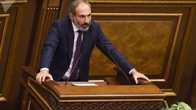 Пашинян подал в отставку: "возвращаем власть гражданину"