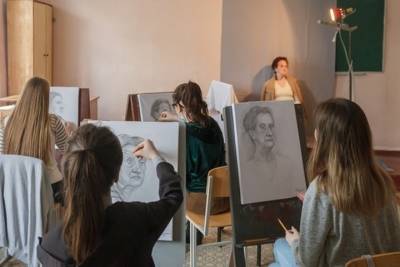 В Луганске провели конкурс академического рисунка