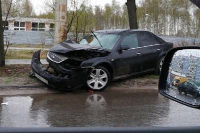 На улице Бирюзова в Рязани автомобиль врезался в фонарный столб